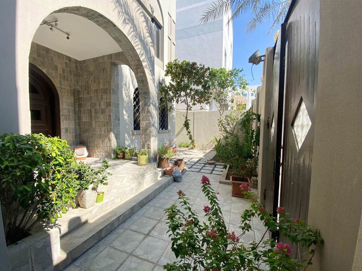 The breathtaking villa in Saar with 3 beds is for sale.