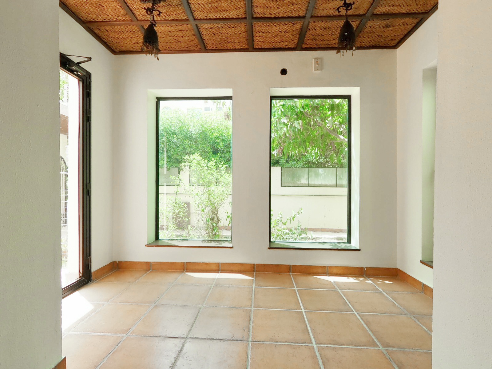 Keywords: Empty room, Tiled floors