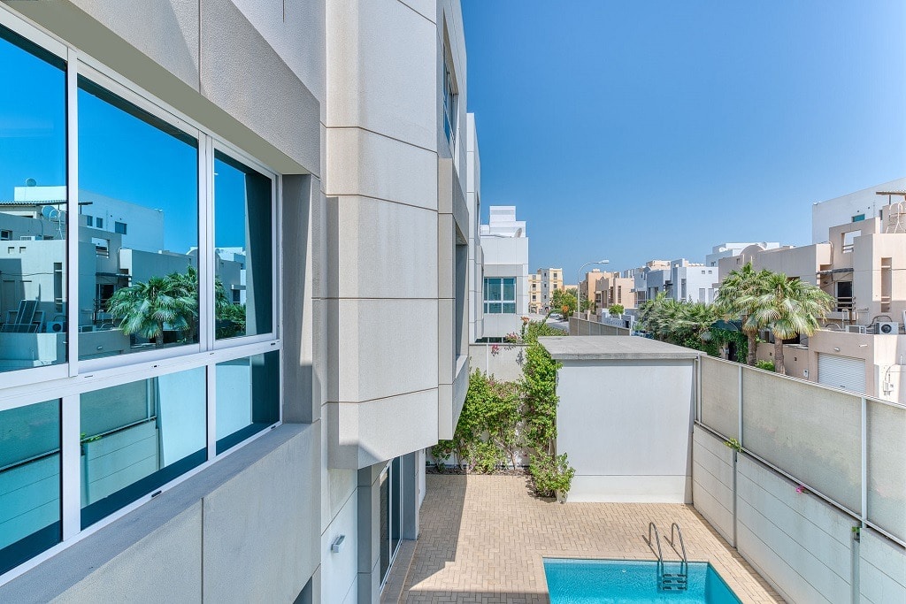 A view of a luxurious swimming pool in an apartment building for sale in the Saar area.