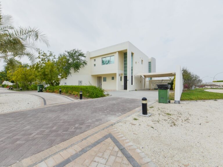 A large and luxurious villa for sale in Durrat Al Bahrain