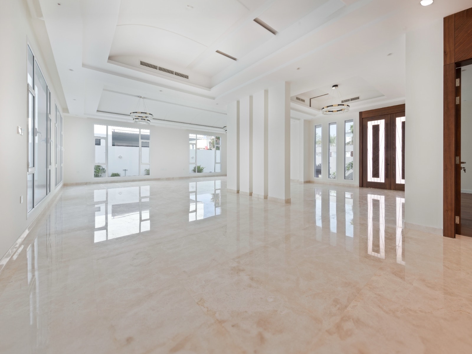 A white room with marble floor in Saar.