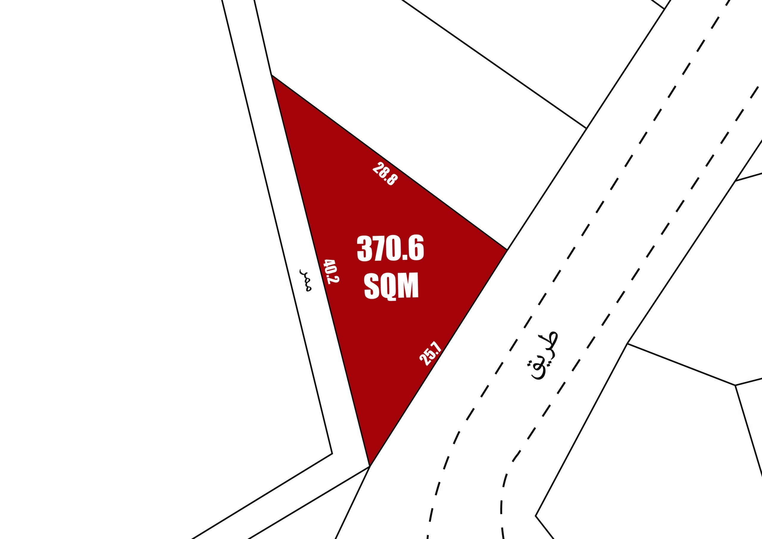 رسم تخطيطي يوضح قطعة أرض مثلثة حمراء اللون بمساحة "370.6 متر مربع" مع القياسات المحيطة بها، ضمن مخطط الشارع.