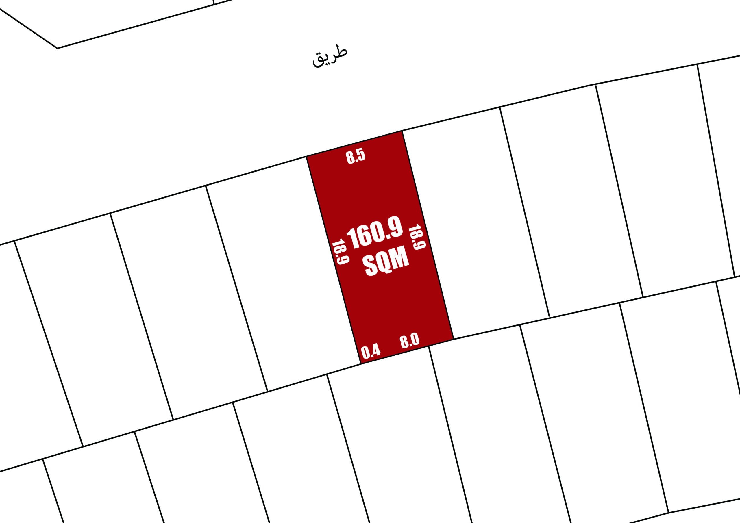 رسم تخطيطي يوضح قطعة أرض حمراء للبيع في الهملة ذات أبعاد محددة ومحاطة بقطع أخرى ومكتوب باللغة العربية في الأعلى.