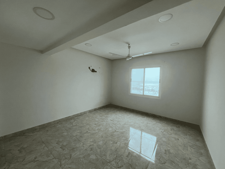 Available apartment for rent with unfurnished room, tiled floor, large window, and ceiling fan in the Galali area.