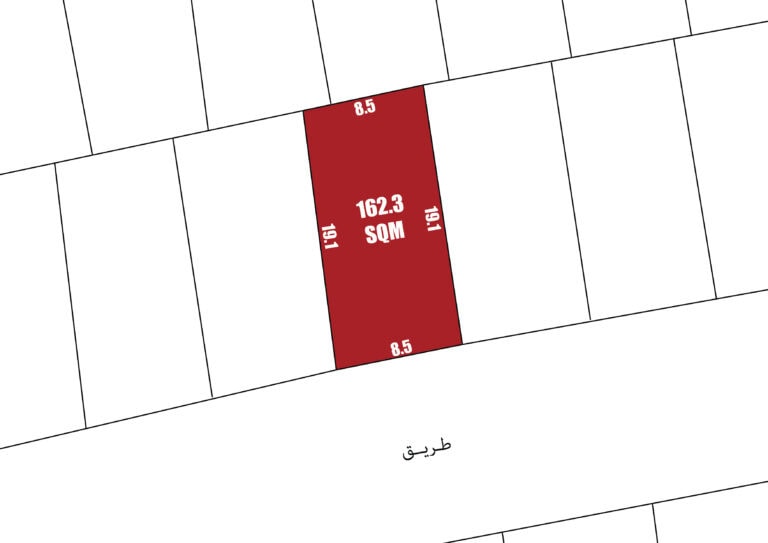 قطعة أرض مستطيلة الشكل، ملونة باللون الأحمر، مساحتها 162.3 متراً مربعاً، وعرضها 8.5 متراً، وطولها 19.1 متراً، وتقع على شارع مكتوب عليه باللغة العربية.