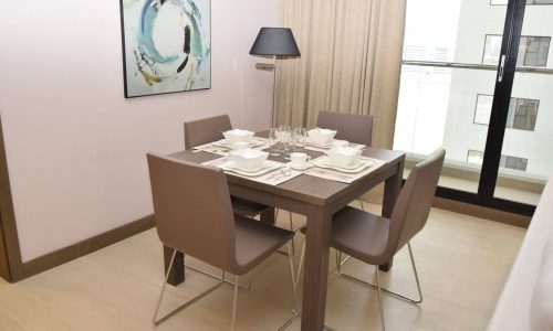 This fully furnished dining table and chairs are perfect for a 1BR apartment.