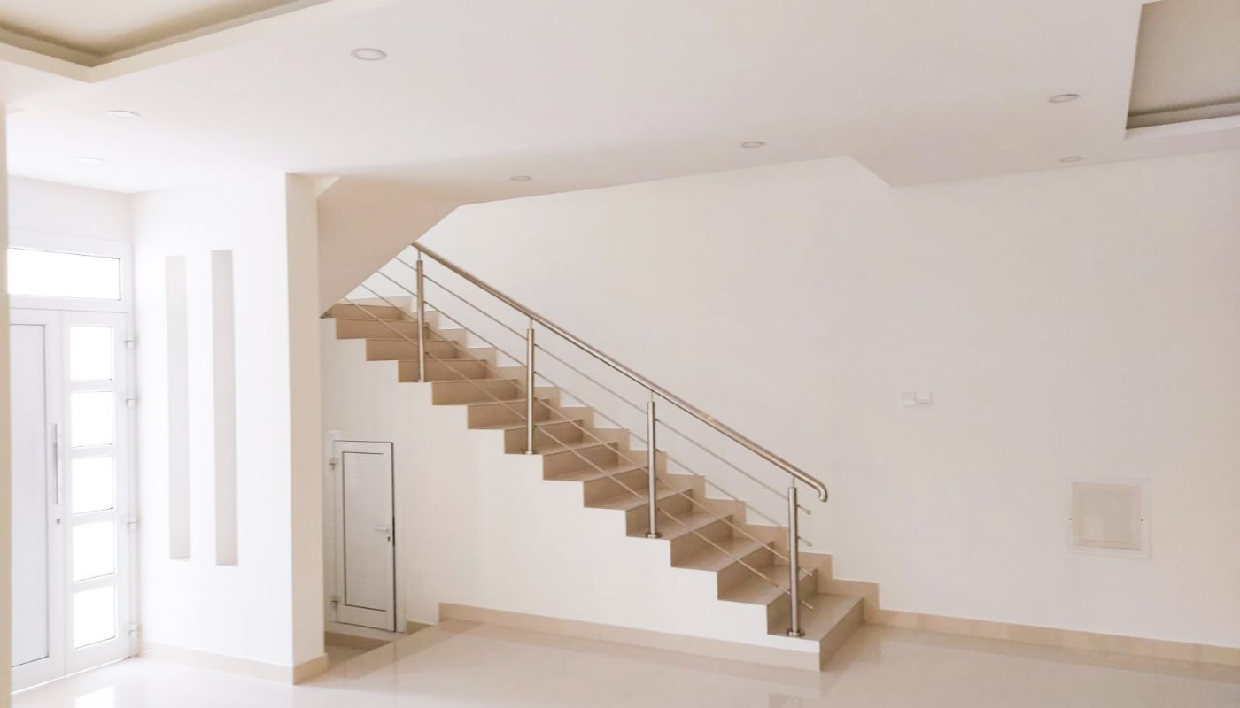 Bright 6BR Villa with a white floor and garden for Sale.