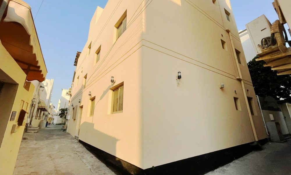 A cozy picture of a new building in an alleyway.