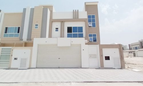 Astonishing house with a garage in the desert for Sale in Jid Al Haj.