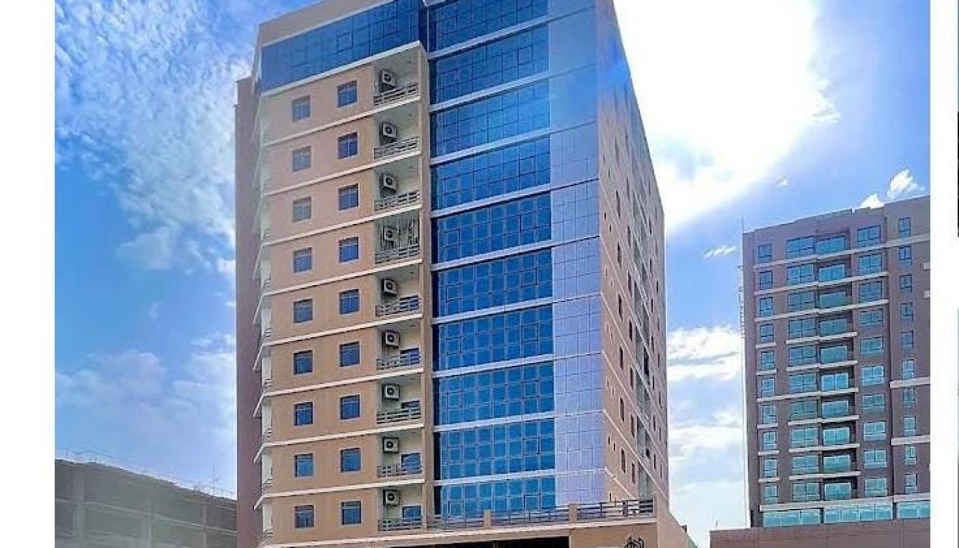 The furnished flat with a sea view is located in this building.