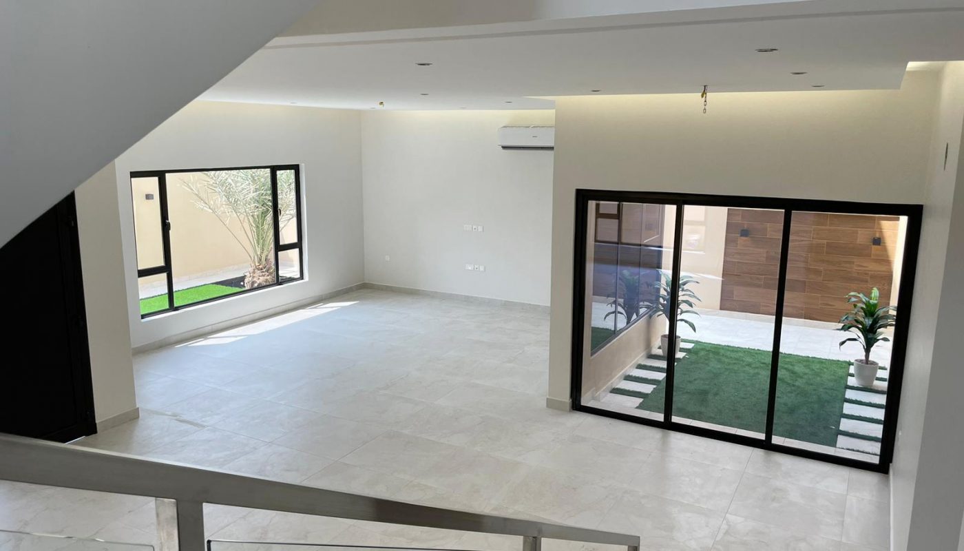 Stunning house with glass door leading to a balcony, for sale in Barbar.