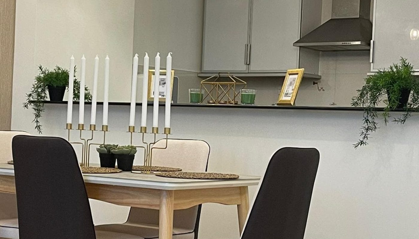 Keywords: white table, chairs

Modified description: A dining room with a white table and chairs in an immaculate condition.