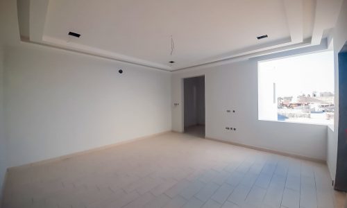 A luxury villa for sale in Arad with 3 bedrooms and an empty white room.