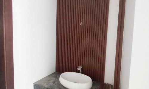 A mesmerizing bathroom with wooden slats.