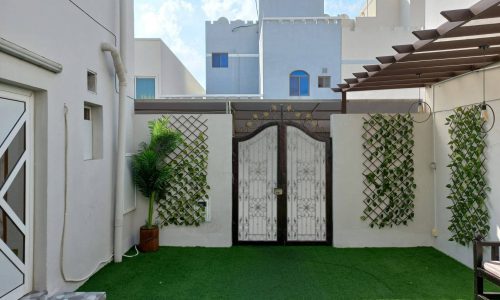 Glorious courtyard with artificial grass.