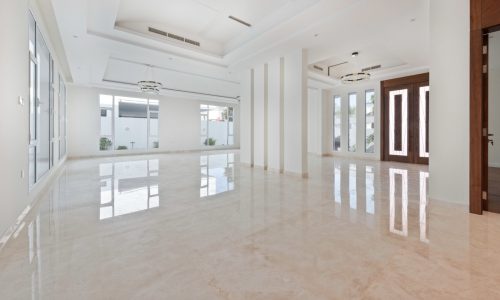 A white room with marble floor in Saar.