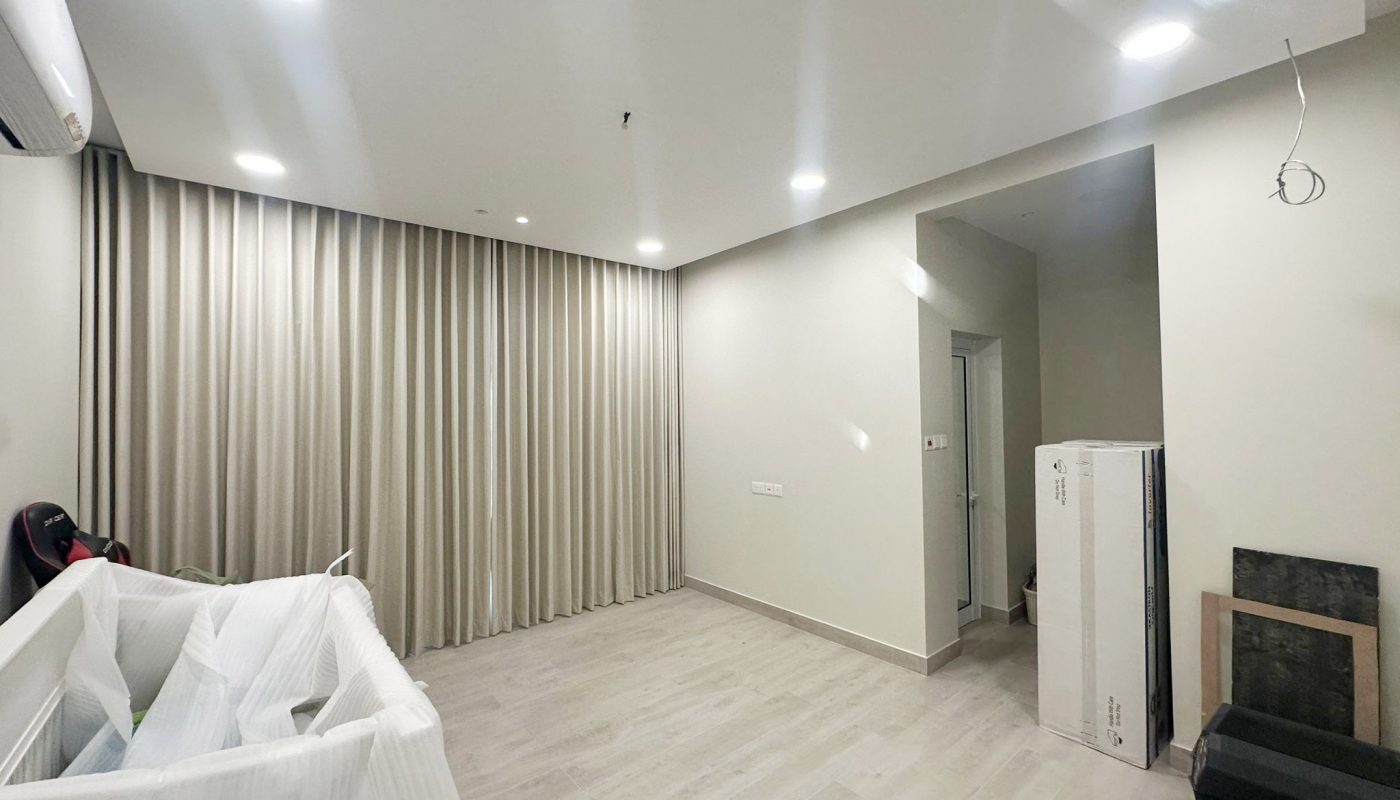 A modern villa in Hamala with 3 bedrooms, featuring a room with a bed and a bedside table.