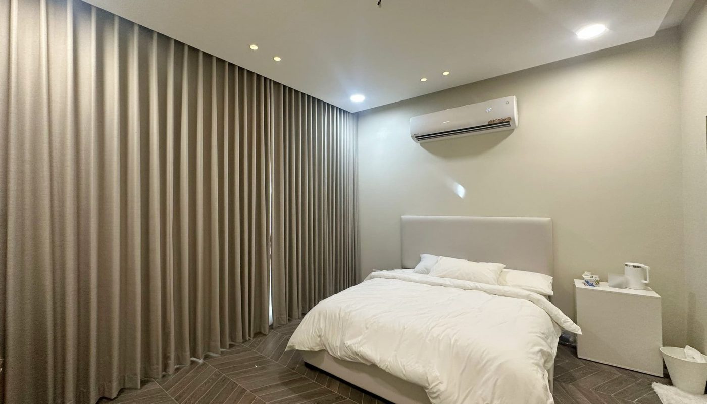 A modern villa in Hamala with 3 bedrooms, each featuring a bed and an air conditioner.