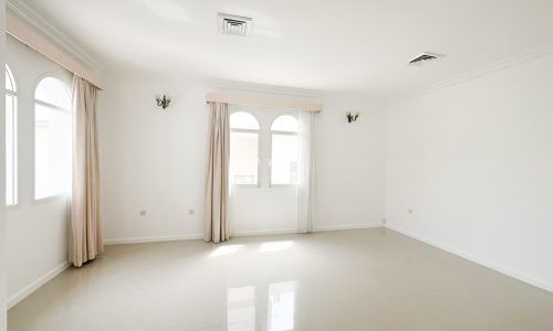 Rent: An empty room with white walls and white floors available for rent in a spacious villa.