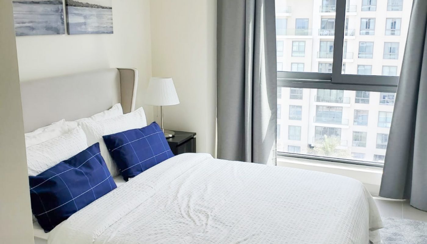 An apartment in Marassi available for rent, featuring a comfortable bed and a breathtaking view of the city.