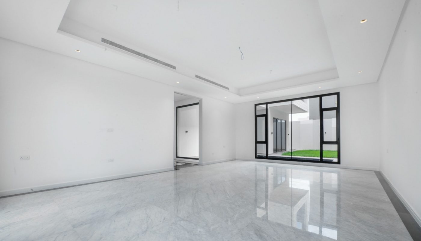 Exceptional | An empty room with white walls and marble floors available for sale in Saar.