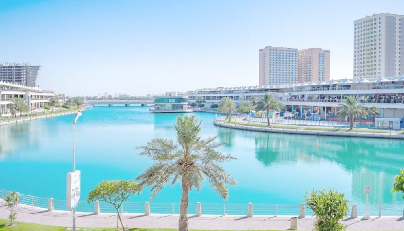 توفر الواجهة البحرية الزرقاء الصافية في جزيرة أمواج في مدينة تتميز بالمباني الحديثة وأشجار النخيل ومسار للمشي على طول الحافة فرصًا عقارية ممتازة حتى بعد مرور العاصفة.