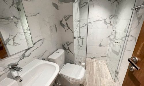 BRAND NEW luxury 2 BR flat for rent in Mahooz featuring marble walls and a glass shower.