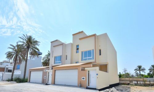 A Villa with two garages and palm trees for Sale in a Quiet Location.