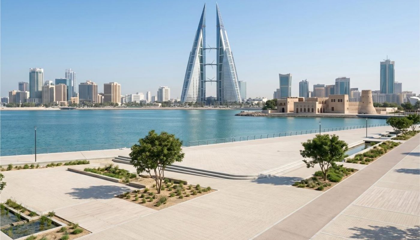 ممشى على الواجهة المائية مع مناطق ذات مناظر طبيعية وأشجار وأفق المدينة الحديثة في الخلفية الذي يضم برجين شاهقين متلاصقين عبر المياه.