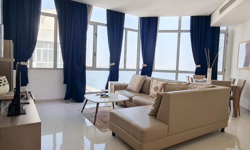 A 1BR flat with exceptional furniture and a view of the ocean.