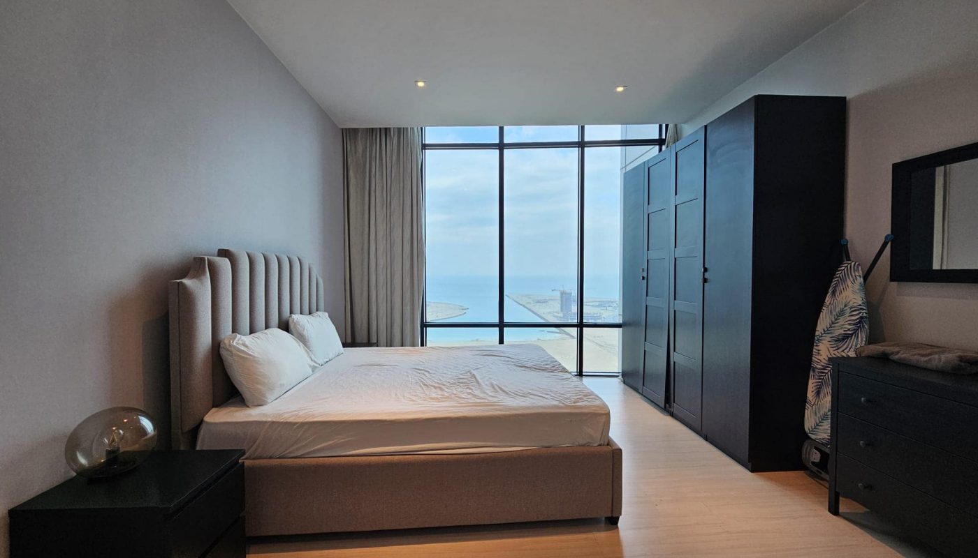 A flat for rent with a seef area and a view of the ocean.