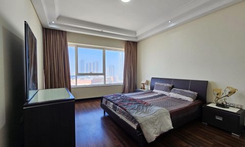 A Sanabis flat for rent with hardwood floors and a view of the city.