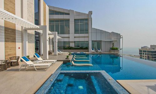 A spectacular flat with lounge chairs and a view of the ocean.