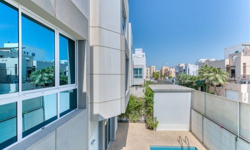 A view of a luxurious swimming pool in an apartment building for sale in the Saar area.