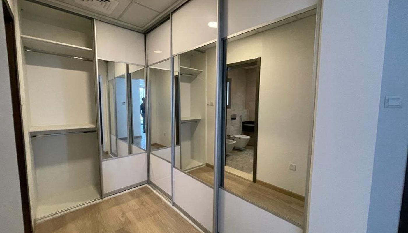 An apartment for rent with a room that includes a closet and mirrors in Durrat Marina.