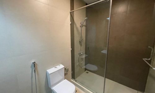 An apartment for rent at Durrat Marina with a bathroom featuring a toilet and shower stall.