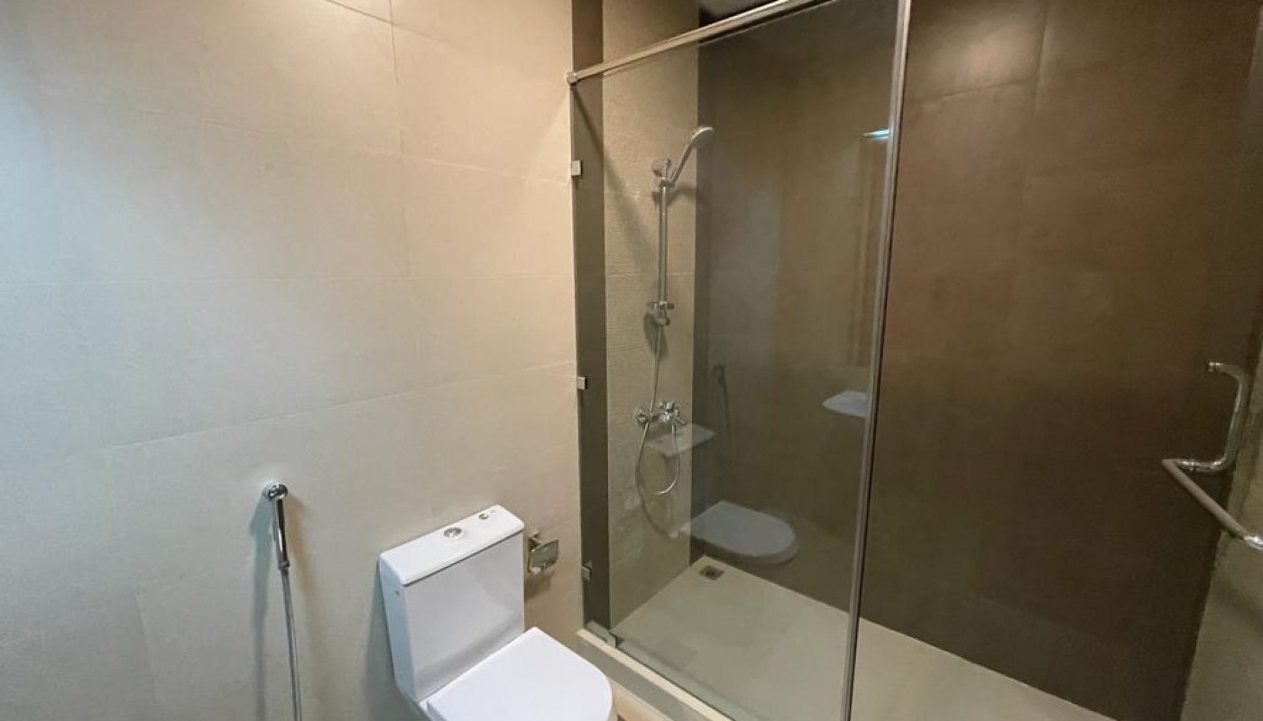An apartment for rent at Durrat Marina with a bathroom featuring a toilet and shower stall.