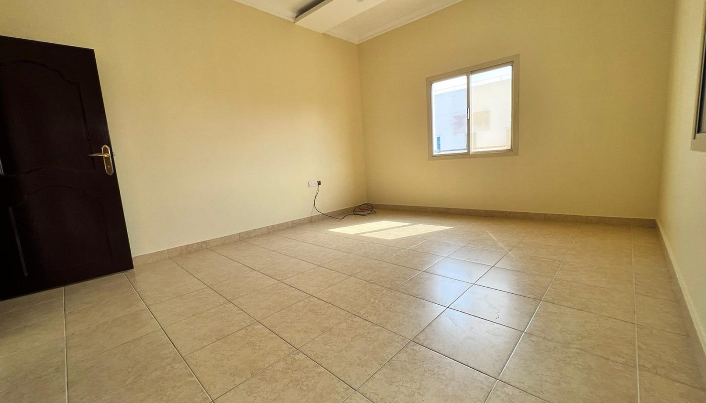 Spacious apartment with tiled floor and ceiling fan.
