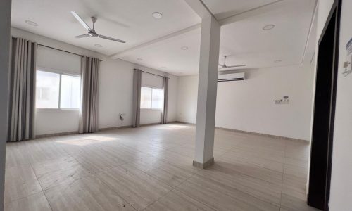 A spacious apartment with wooden floors, 4 bedrooms, and a ceiling fan.