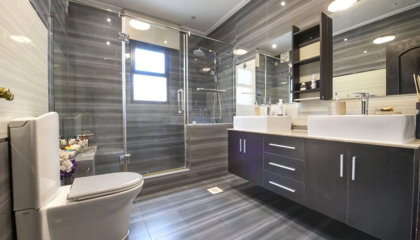 حمام حديث مع مرحاض وحوض ودش ومسودة آلية.