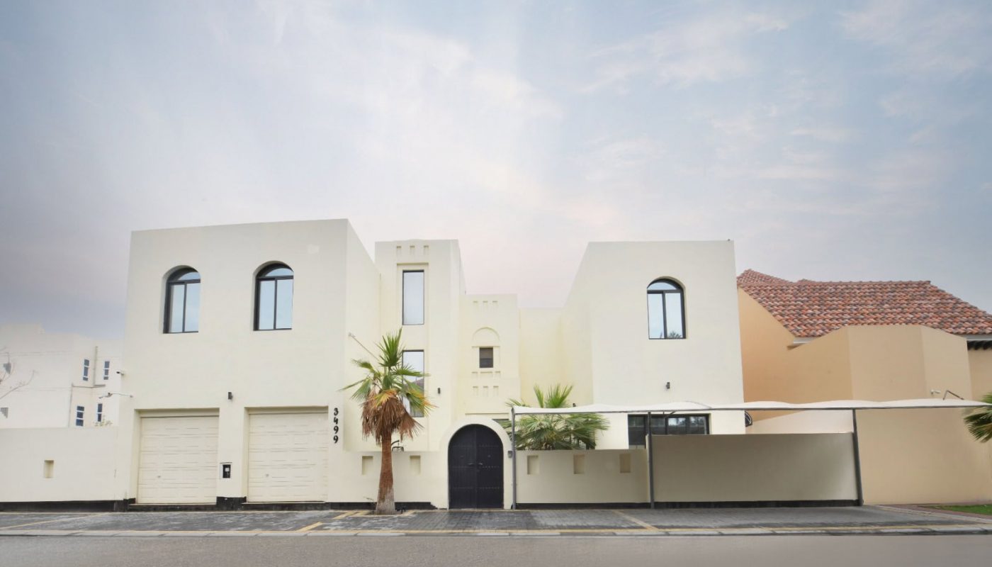 منزل أبيض أمامه شجرة نخيل وملصق Auto Draft على صندوق البريد.