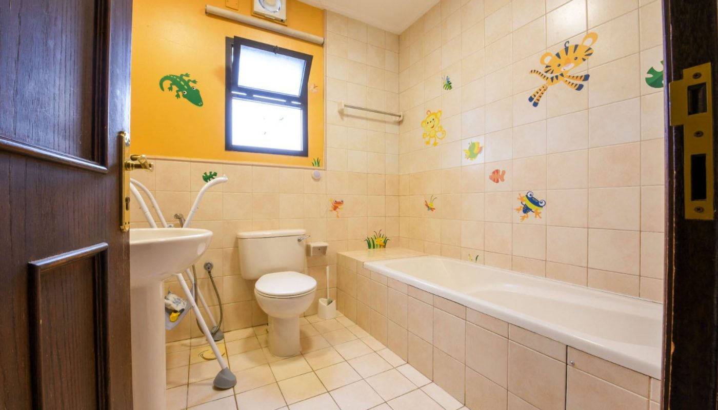 حمام مع مرحاض وحوض استحمام ومشروع تلقائي.