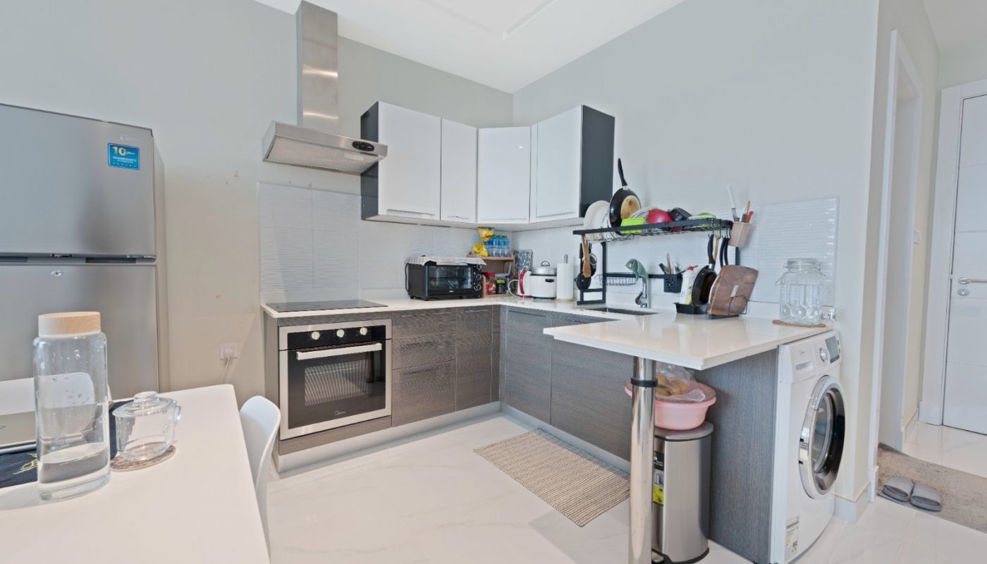 شقة استوديو فاخرة مع مطبخ أبيض وغسالة ومجفف للبيع.