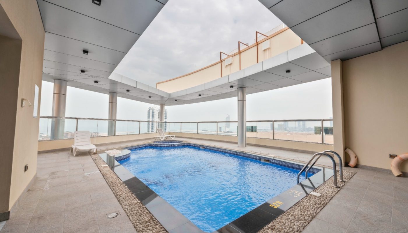 شقة فاخرة مع حوض سباحة في مبنى، وتوفر إطلالات خلابة على المدينة.