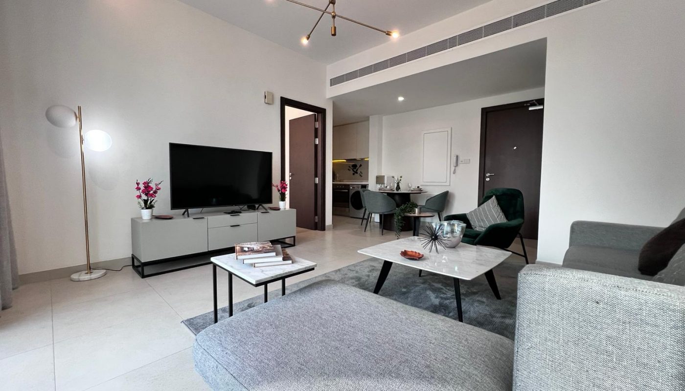 Luxury apartment in Juffair with living room, dining area, fully equipped kitchen, 1 bedroom, 2 bathrooms, and a common pool.