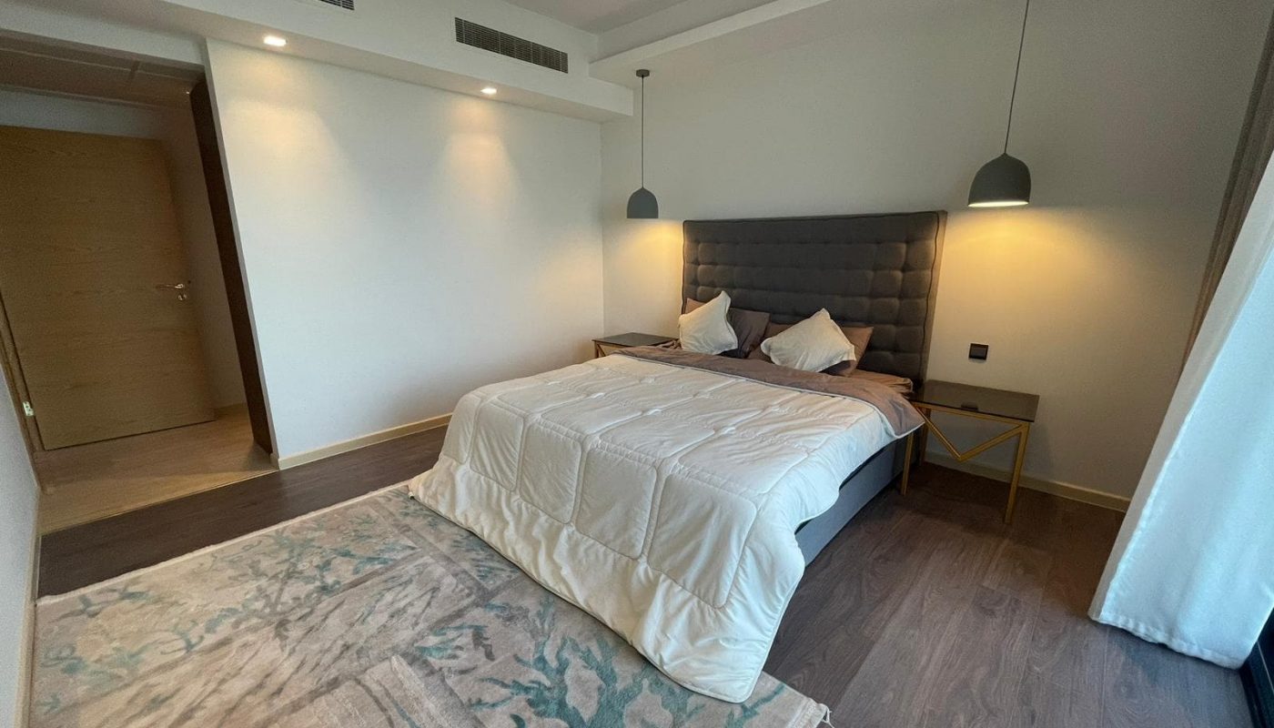 An elegant bed for sale in an FF apartment.