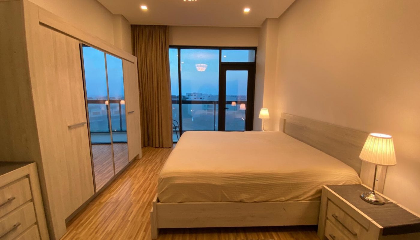 An amazing apartment with 2 bedrooms, including a bed, and a breathtaking view of the ocean.