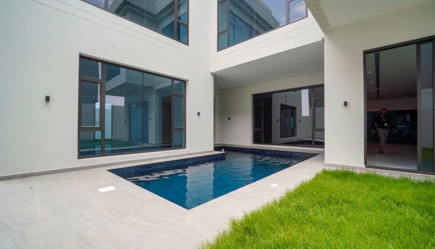 An Exceptional modern house with a swimming pool in the backyard.