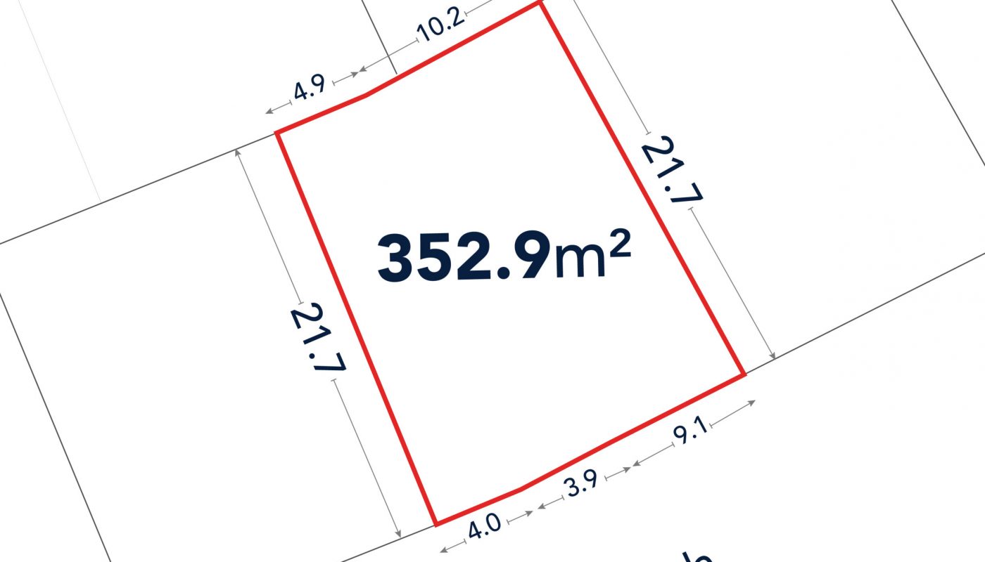 A plot of land outlined in red with a labeled area of 352.9 square meters and dimensions of each side in meters; Arabic text indicates the adjacent road.